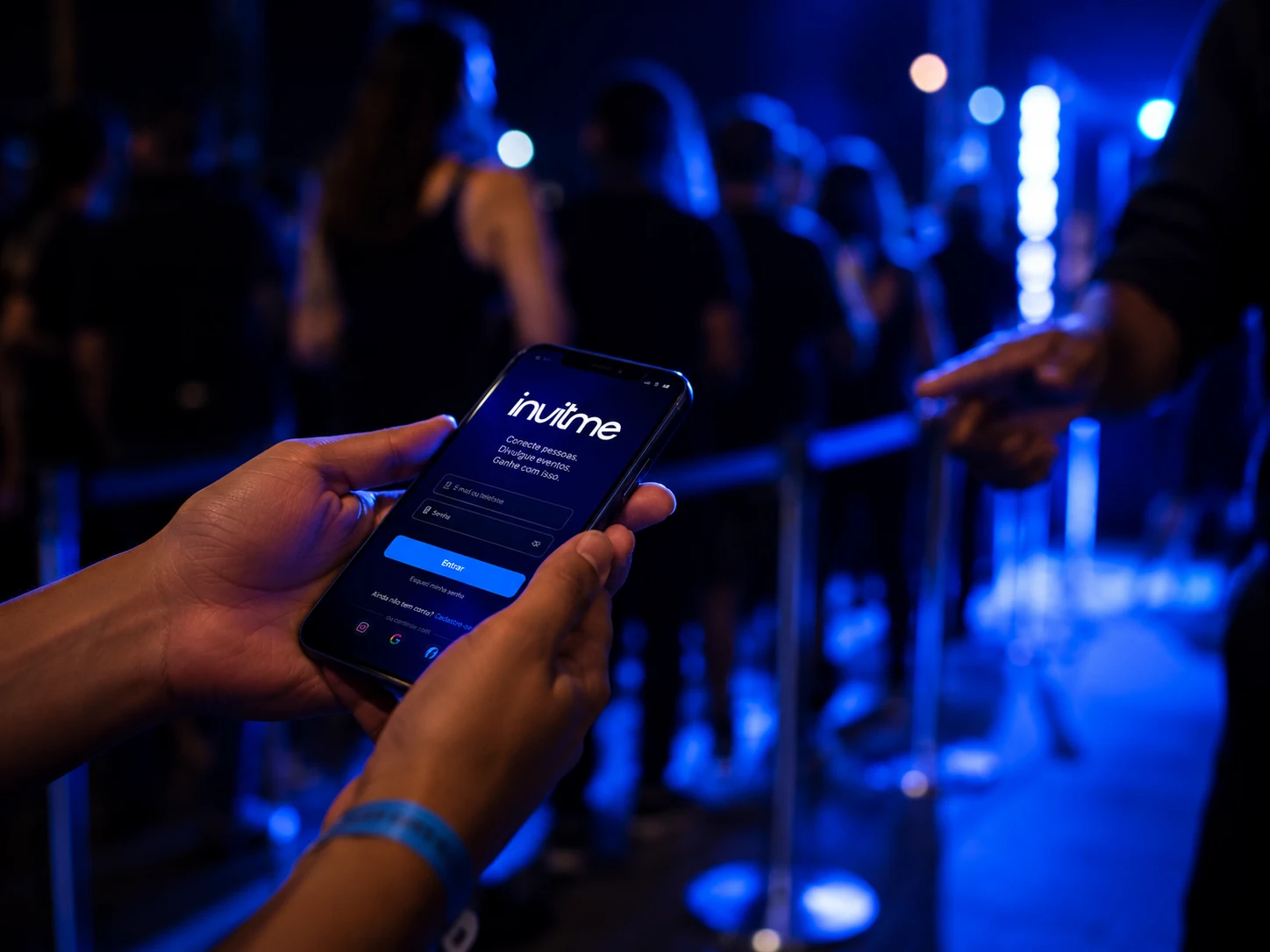 Celular na mão exibindo um ingresso digital