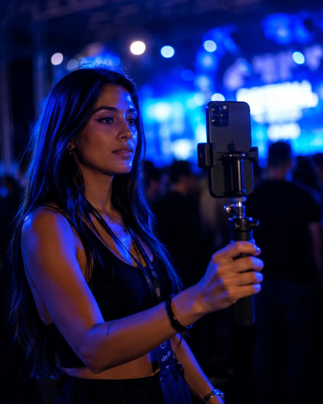 Criadora de conteúdo gravando durante um evento à noite